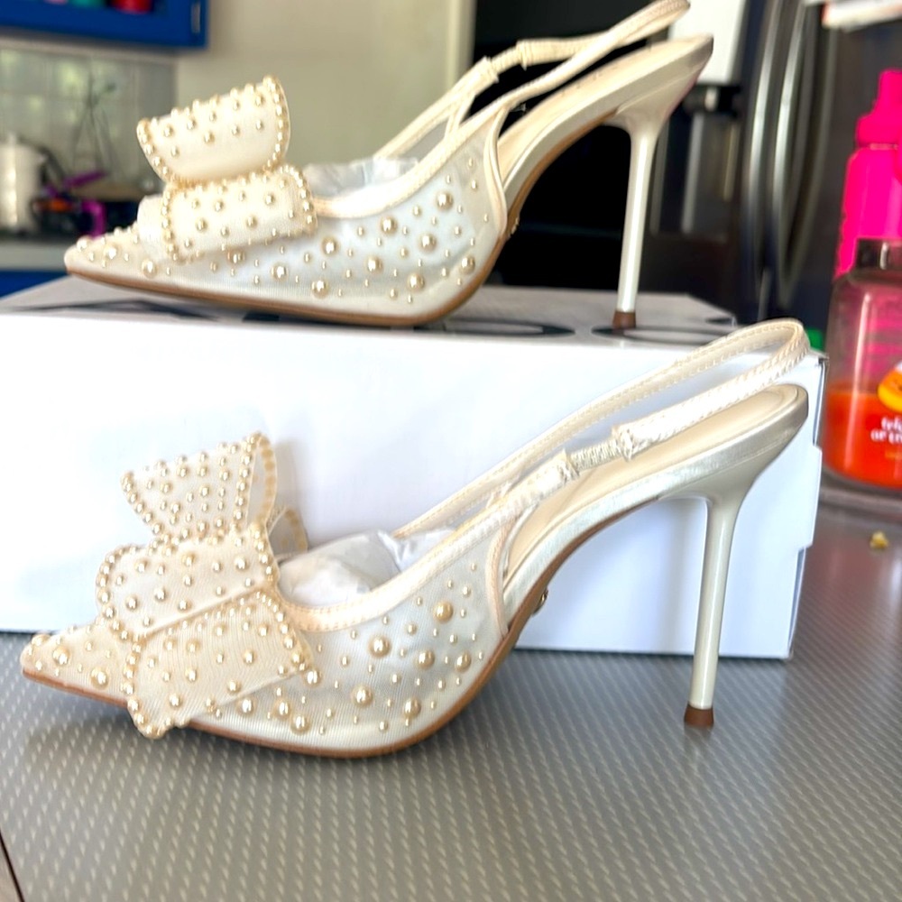 NIB ALDO pearl accents with bow 2” heels sling back